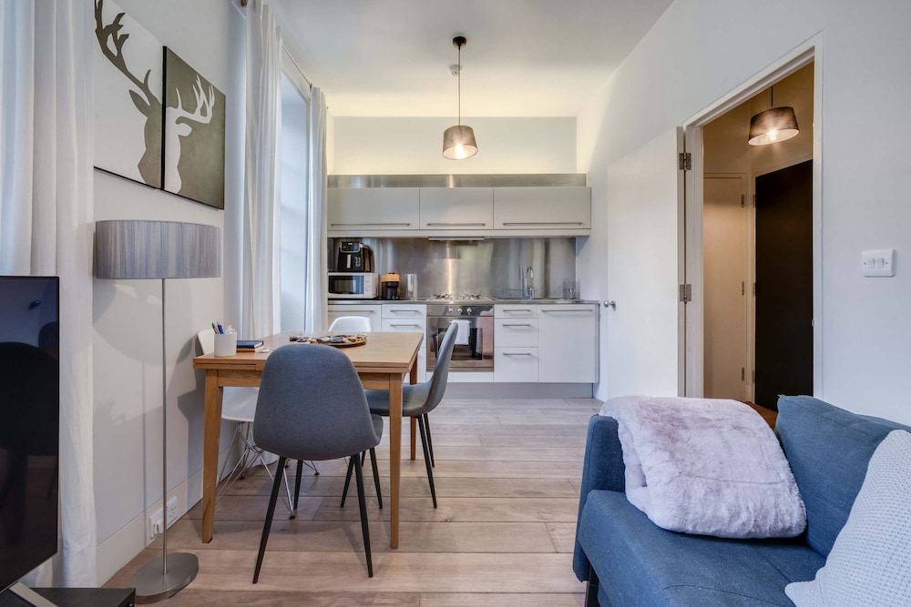 The Foxhole - Fitzrovia - by Frankie Says