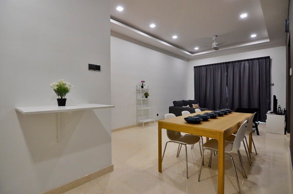 Comfy 2BR Tritower Suite Near JB Ciq, Jbcc & Capri