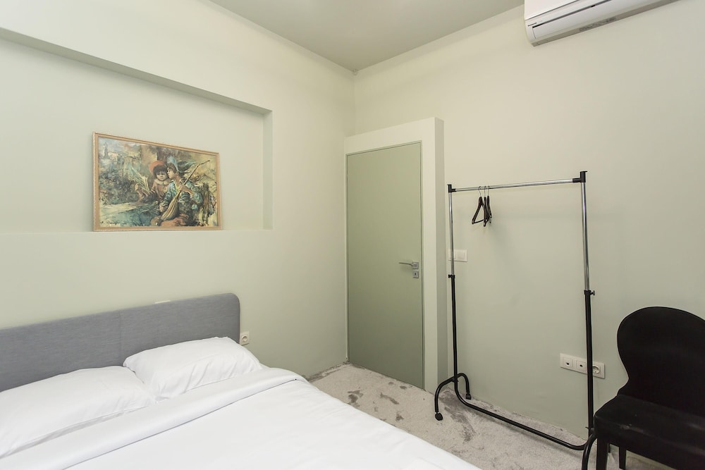 Elegant 2bdr Apartment With a Balcony