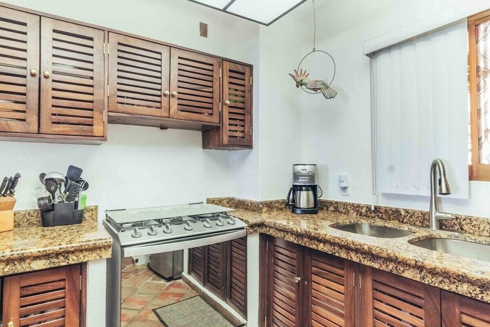 Ocean View 2Br Condo-balcony-beach-pool VDS 111
