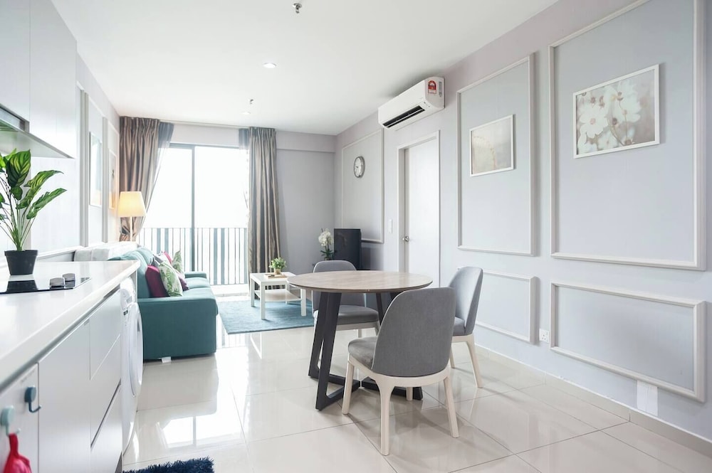 ICity Luxury Condo by Smarthome