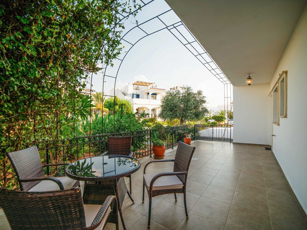 Sunny and Family Friendly Apartment Directly at the Pool