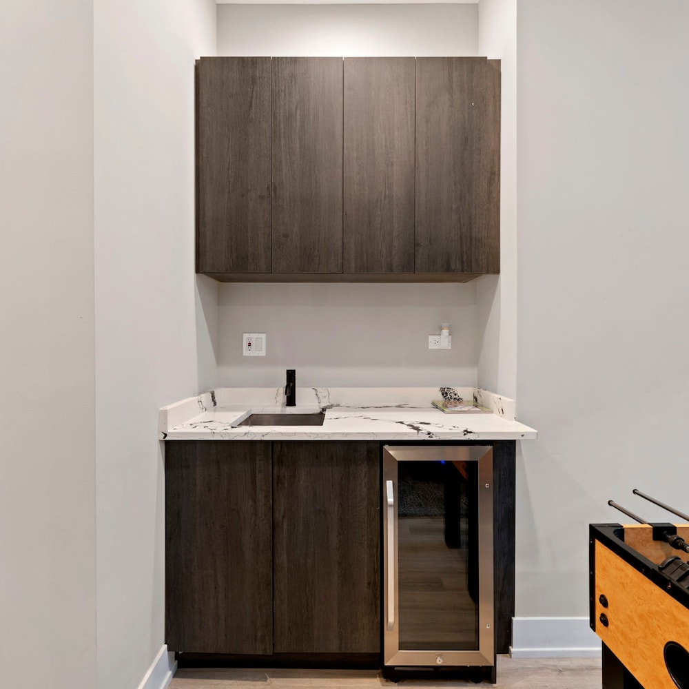 Magnificent NEW Home w 8 Beds Free Parking