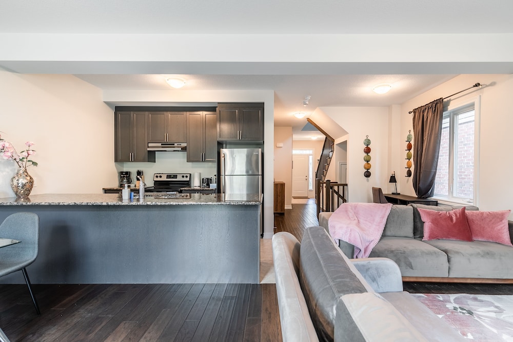 Modern 3BR 2BA Townhome in Lakeshore
