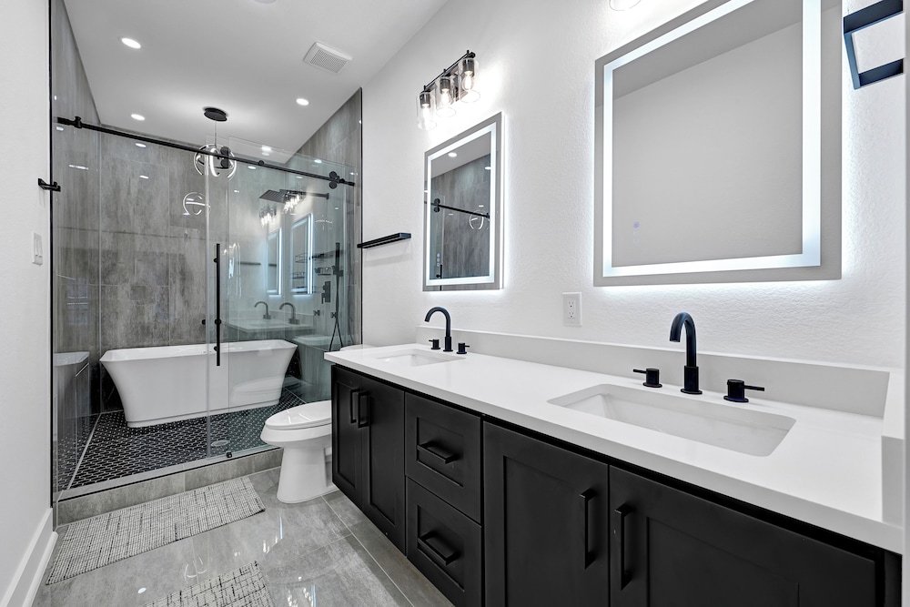 5 Mi to NRG Stadium: Modern Escape w/ Patio & Yard