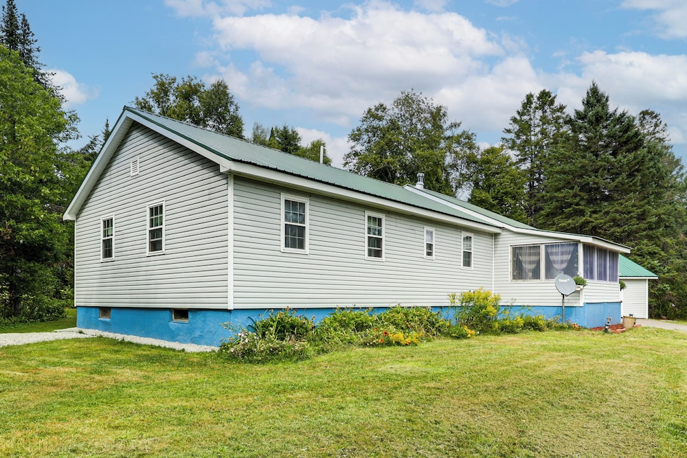 Family-friendly Home w/ Furnish Patio in Crystal!