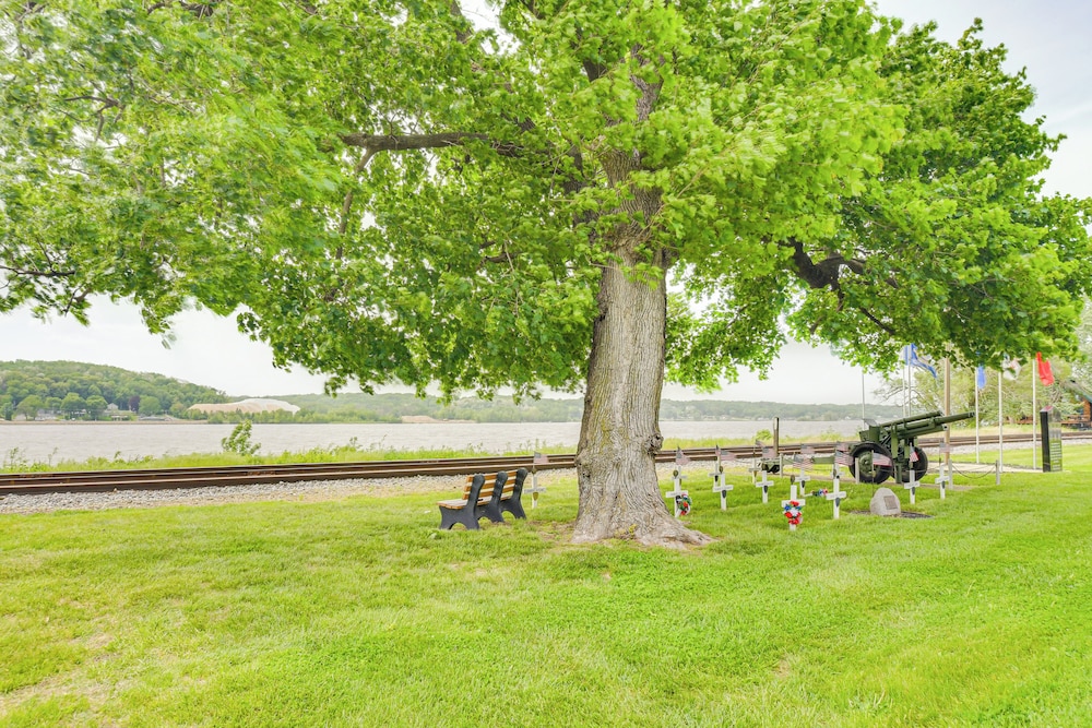 Mississippi River Retreat w/ Views: Walk to Water