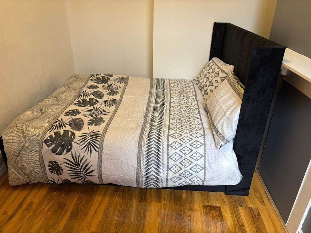 4-guest Charm Home W/street Parking & Wifi & Party