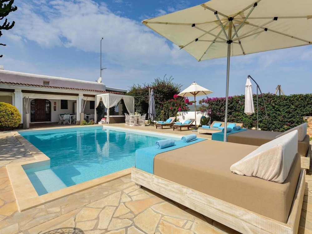 Inviting Villa With Beautiful Outdoor Area