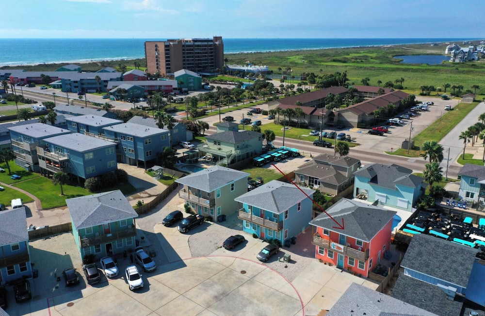 Sleeps 24, 2 Homes Pool, Backyard Tiki Bar, Fire Pit, Cornhole Walk to Beach