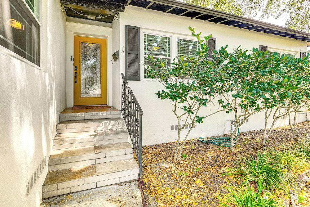 Walk to Parks & Golf: Artsy Bungalow in Lakeland!