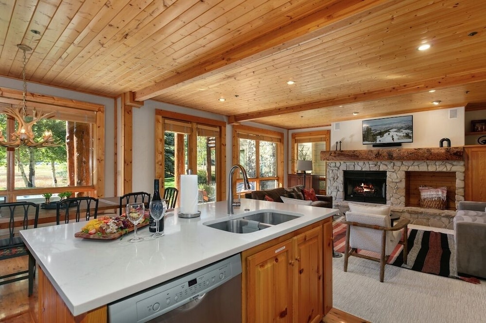 301 - Three Bedroom with Spa Bristlecone 3 Condo
