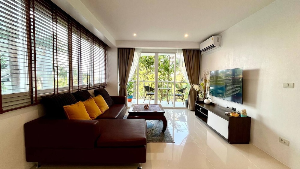 B6 - 1 Bdr Modern Condo With Balcony and Pool, Karon