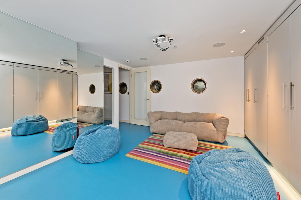 Amazing South Kensington Mews House by Underthedoormat
