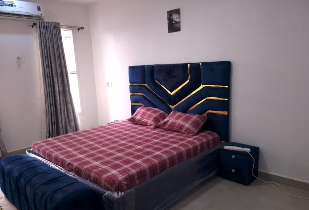Shimawa-apartment-sleeps2-parking-24/7security