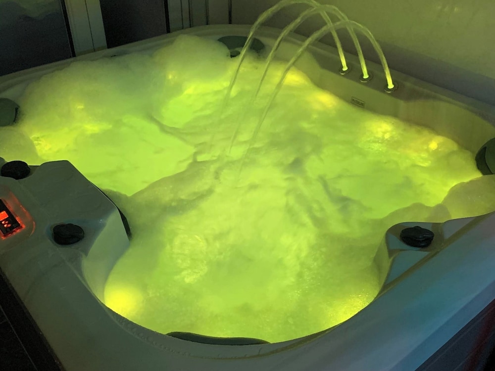 Relaxing Getaway With Hot Tub & Sauna Sleeps 6