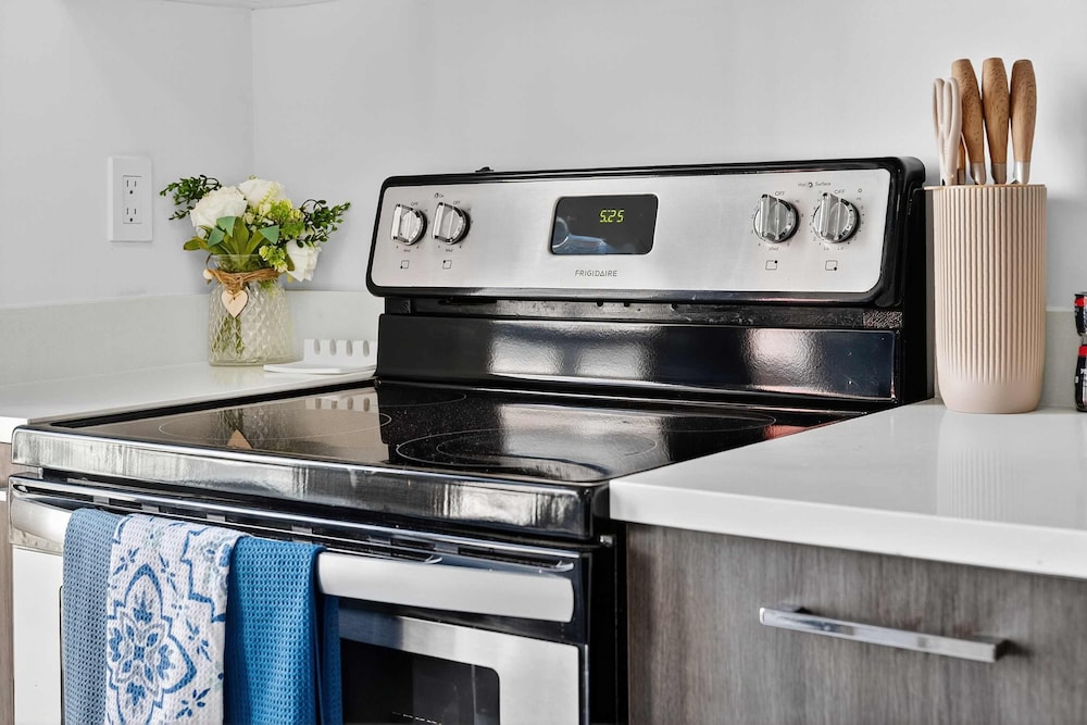 CBD Luxepad Penthouse Studio 1 King Bed Gorgeous Bay Views Pool Hottub Gym Restaurants