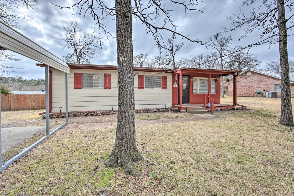 Jefferson Retreat w/ Backyard < 1 Mi to Lake! - Property Image 5