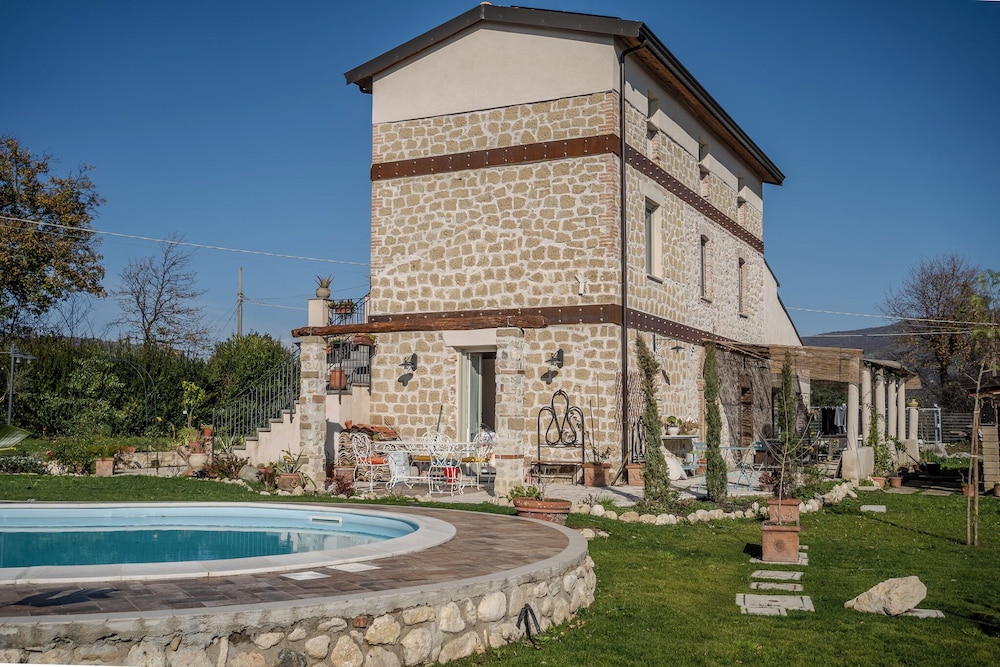 Casale nel Verde con Piscina e Vista