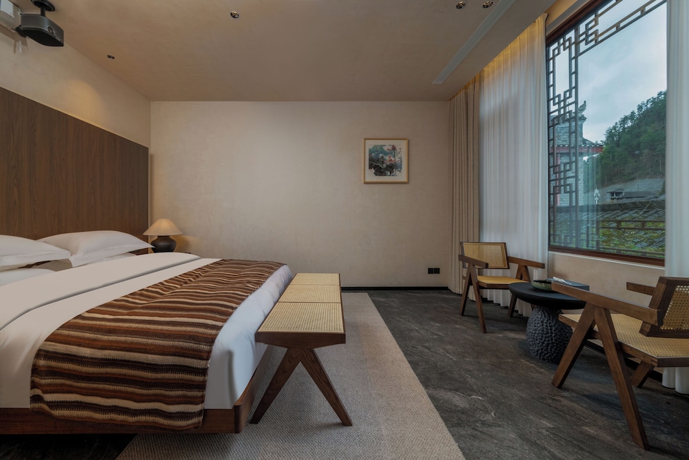 Fenghuang Yiquan River View B&B