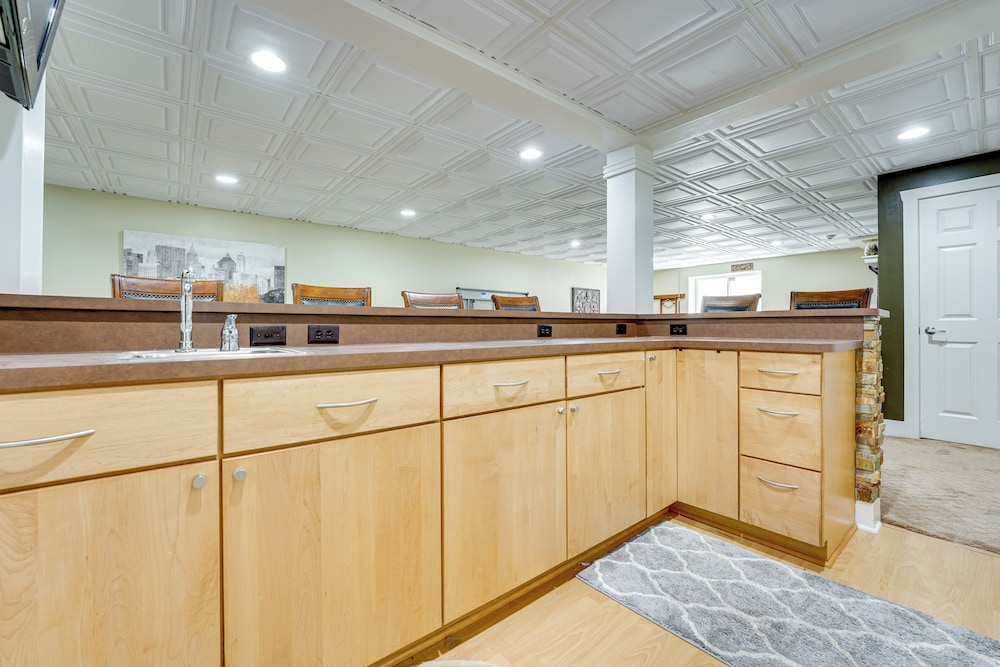 Spacious Family Getaway: 8 Mi to Main St Ann Arbor