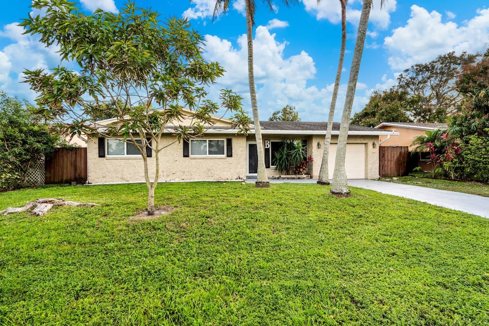 4BR With Private Pool and Game Room - Prime Location