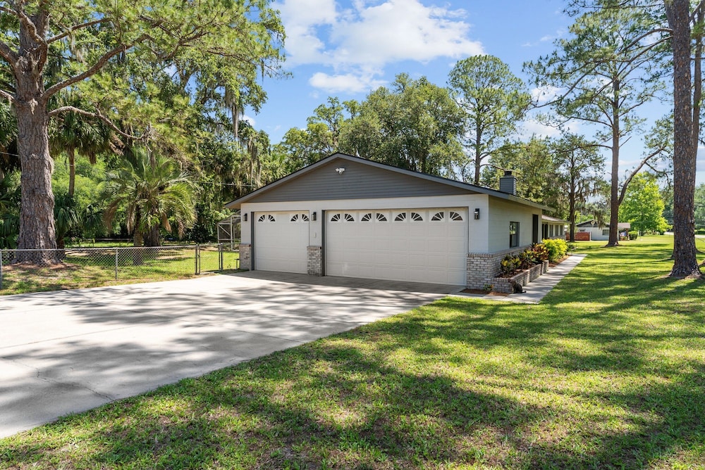 Designer Pet-friendly Retreat With Heated Pool 5 Bedroom Home