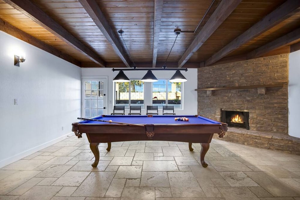 Huge Golf Course Home-free Heated Pool Theatre Gym
