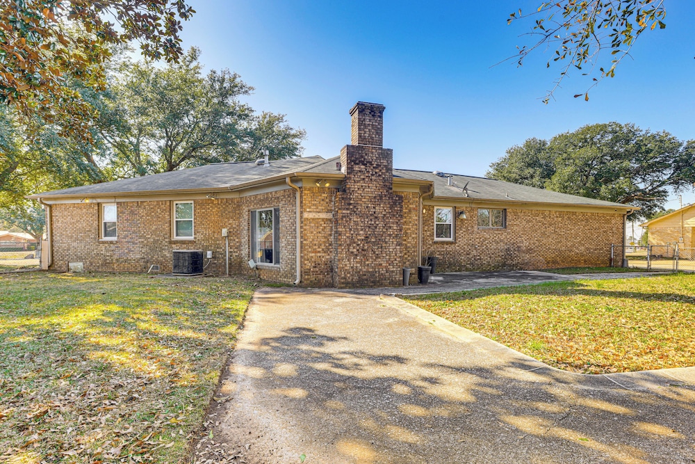 4 Mi to Dtwn Tuscaloosa: Home w/ Cozy Den!