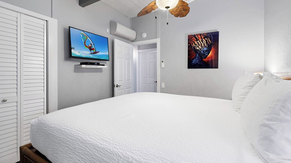 Stunning Top Floor Ocean Front Condo AC & Wifi