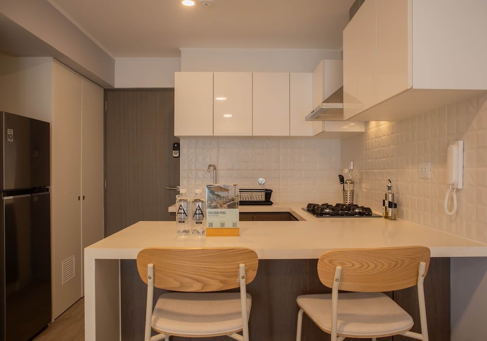w Sunlit 1BR w Private Balcony in Miraflores