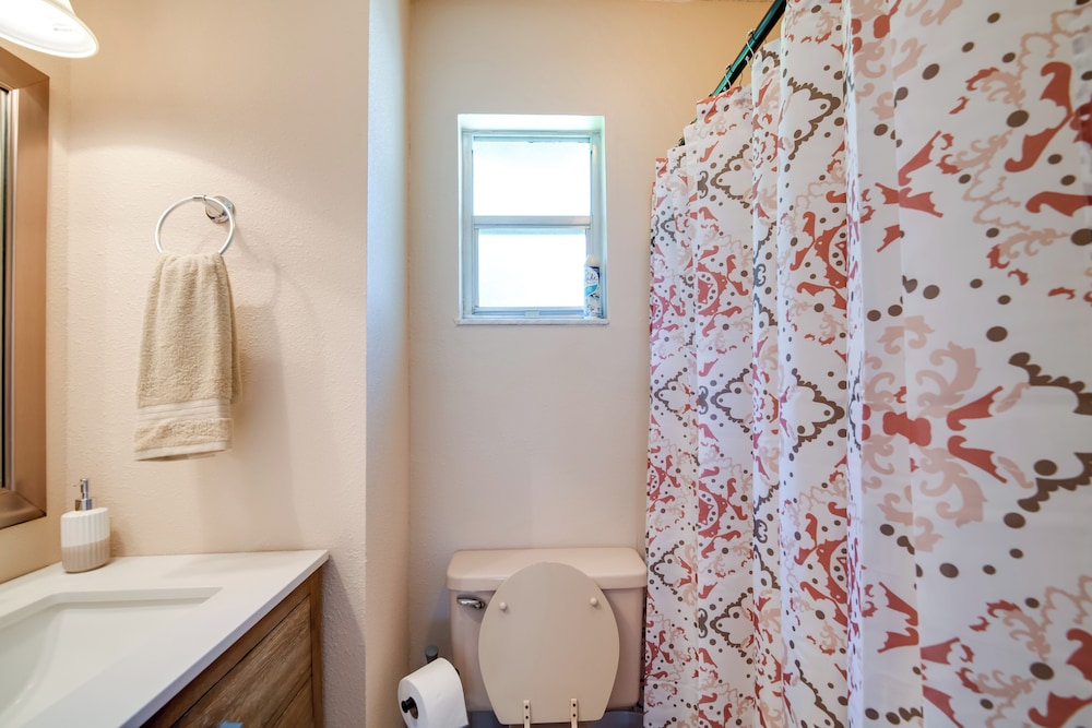 Explore Weeki Wachee Springs: Pet-friendly Home