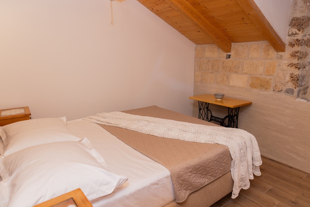Traditional stone house Tonca