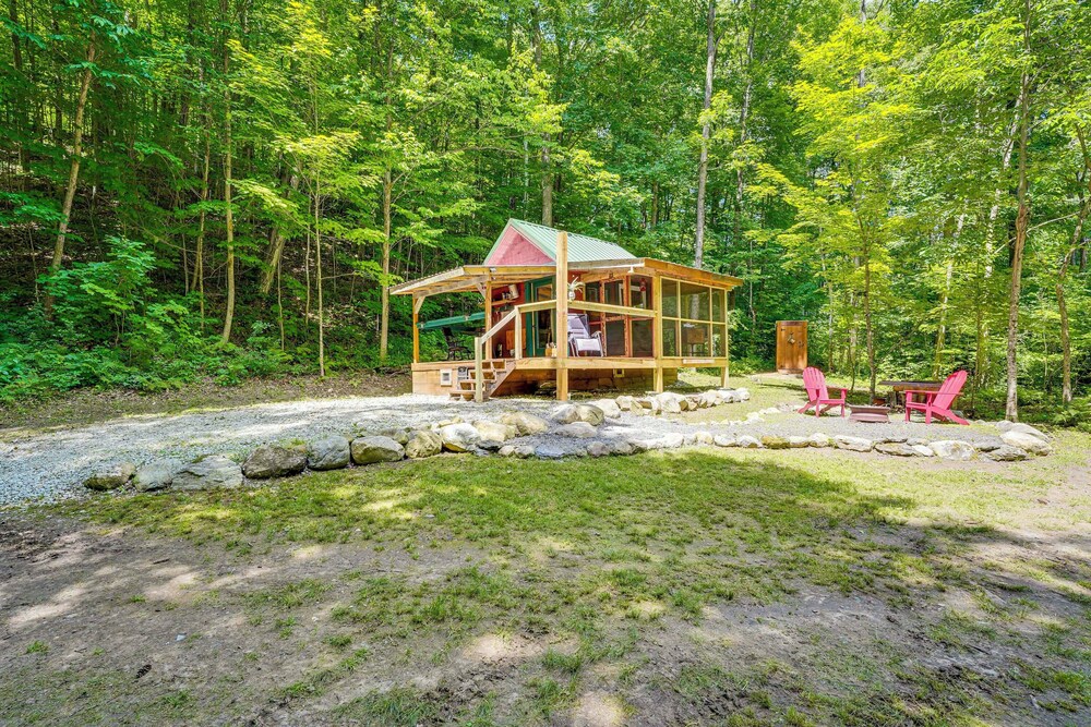 Solar-powered Brandon Studio Cabin: Hiking Access