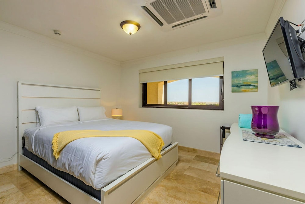 2BR Duplex Palmaruba Condos w Great Location