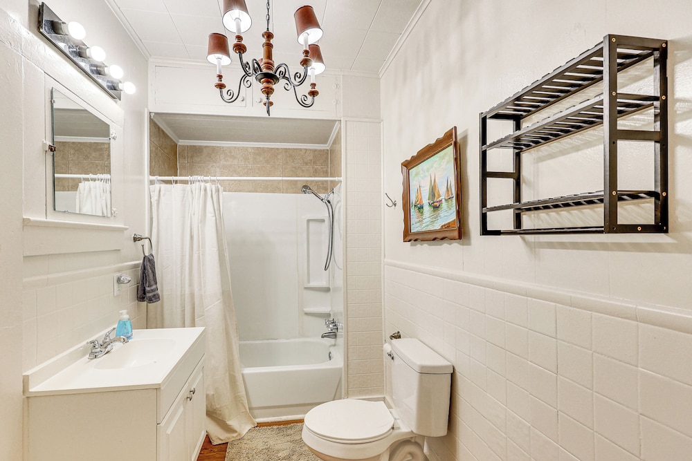 < 1 Mi to Historic Dtwn Texarkana: Charming Home!