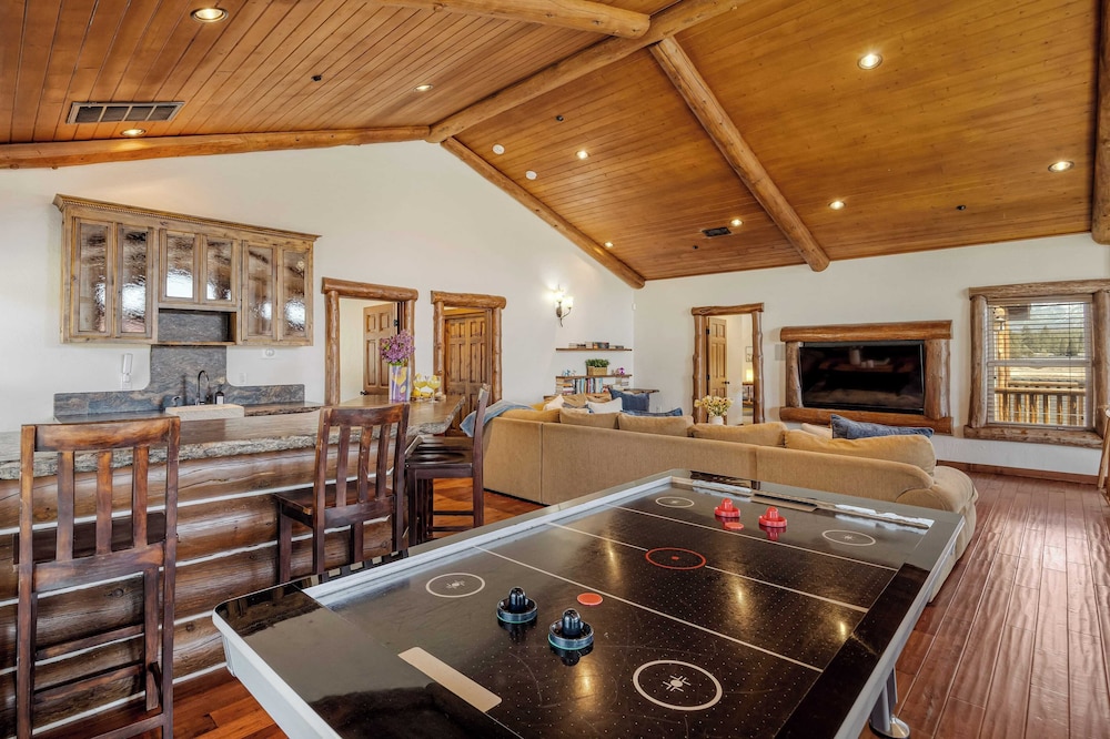 Group Cabin + Lake and Mountain View Pet-friendly, Fireplace, Games, Loft