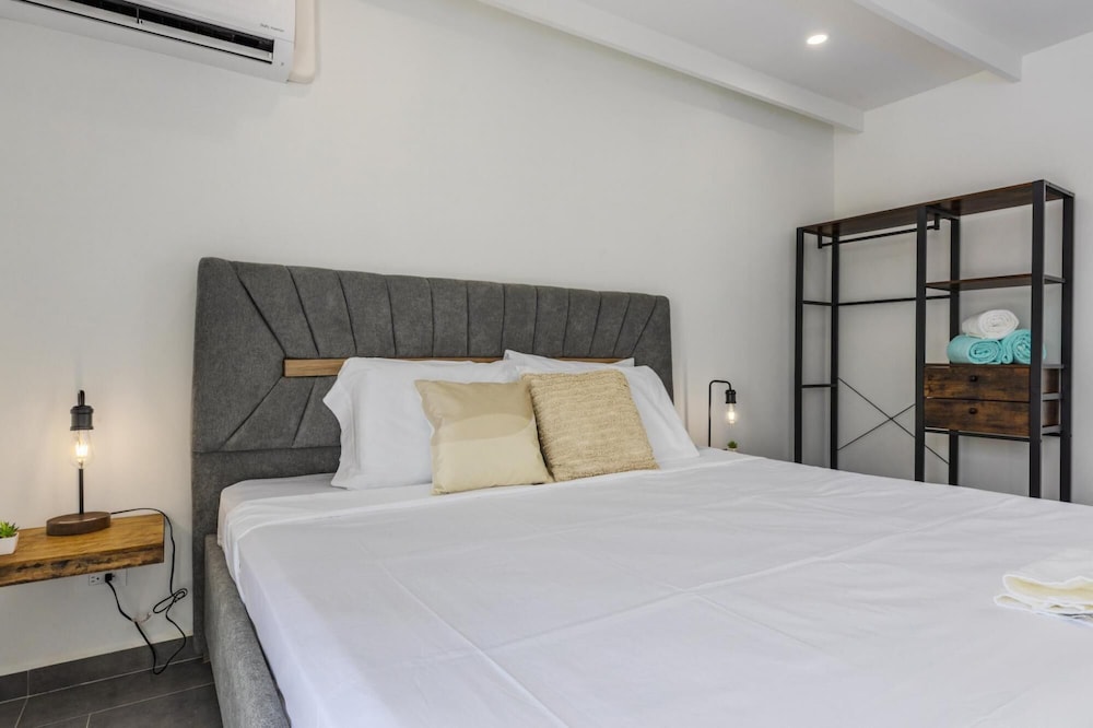 Luxurious Oasis Mins to Beach King Beds Pool