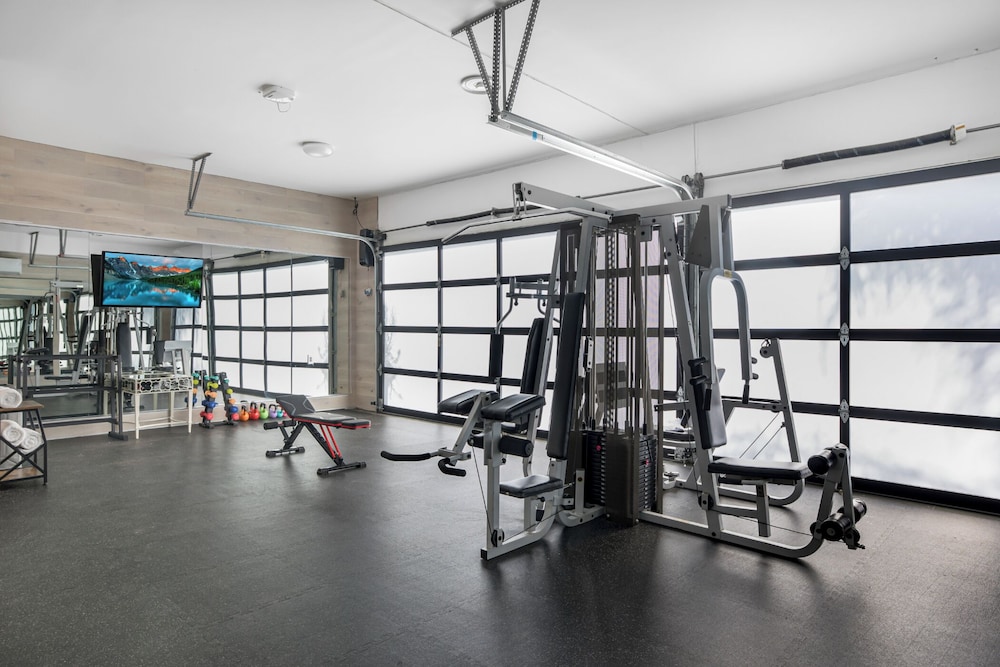 Louise Modern - Luxury Smart Estate in Encino w/ Pool, Gym & Spa