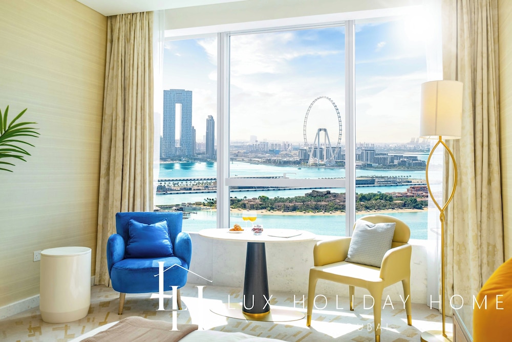 LUX Iconic Views at Palm Tower Studio