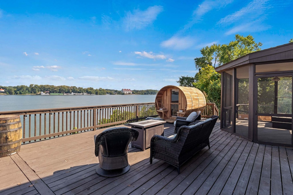 Renovated River Home Hot Tub Sauna Game Room