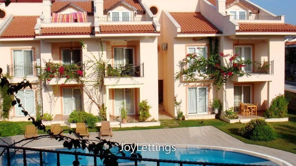 Villa LG12 by JoyLettings view 3