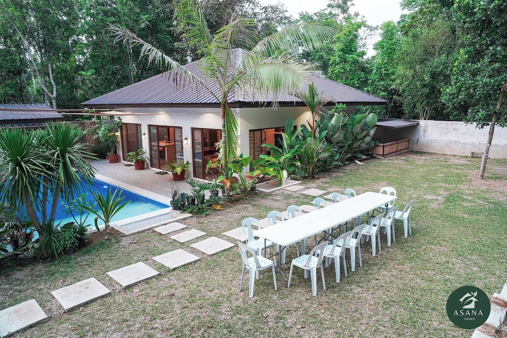 Modern Tropical 2BR Villa & Pool Retreat in Amadeo
