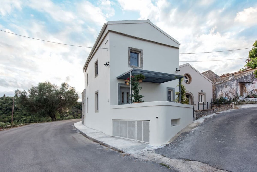 Iliopetra House 2 - Corfu Retreat With Jacuzzi
