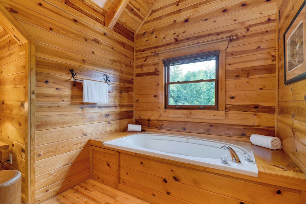 Big Bear Cove Hot Tub, Game Room, Fireplace + Smoky Mtn Views