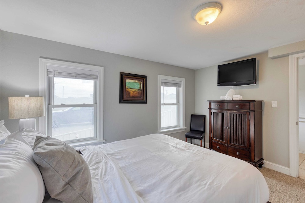 Sleeps 28 Beachfront w/ Pool, Hot Tub, Game Room Atlantic Watch by Avantstay