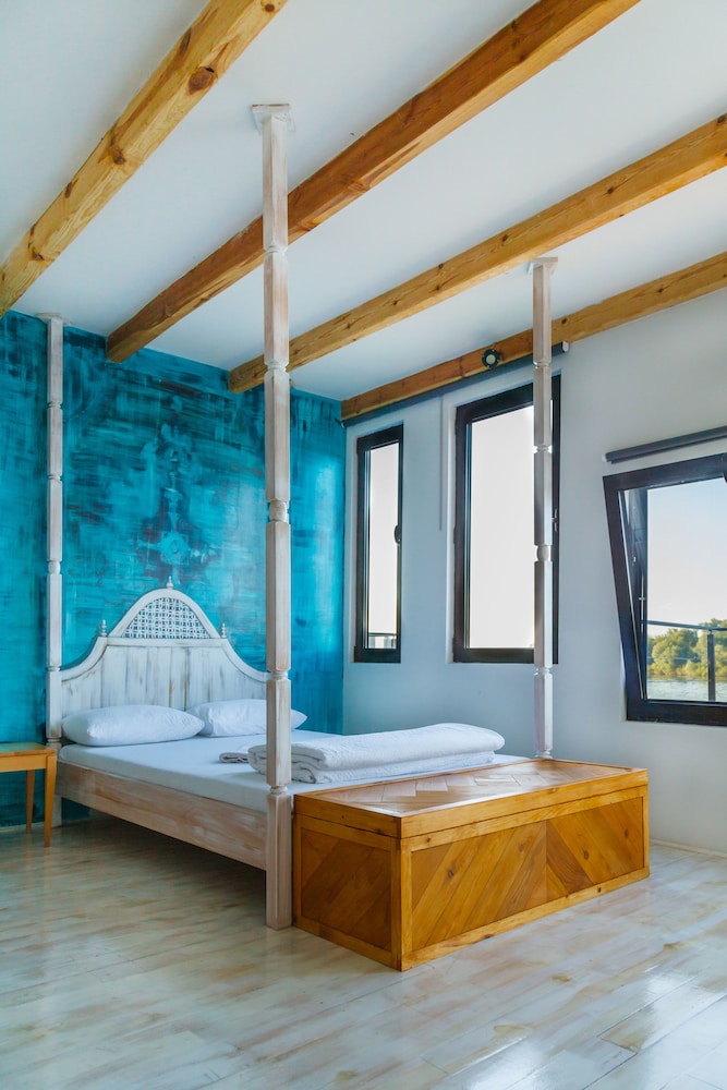 ArkaBarka Floating Hostel and Apartments