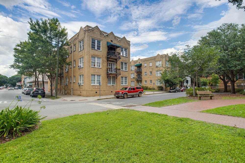 Walkable Savannah Escape in Historic District! view 3