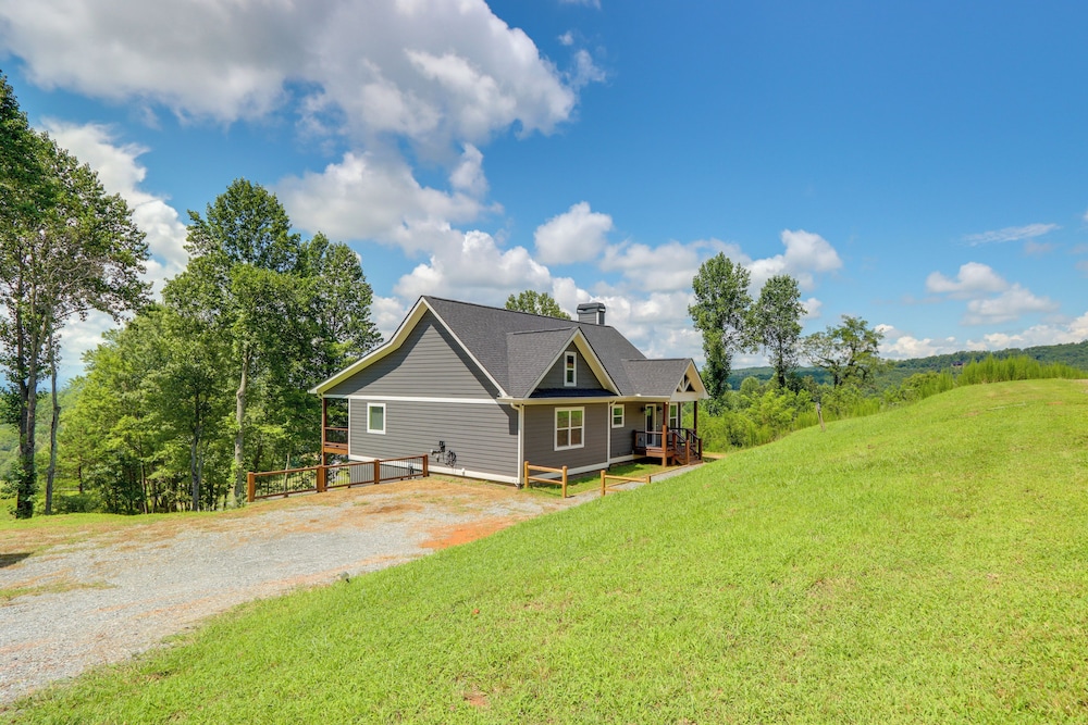 Cozy Blue Ridge Cabin: Game Room & Mountain Views