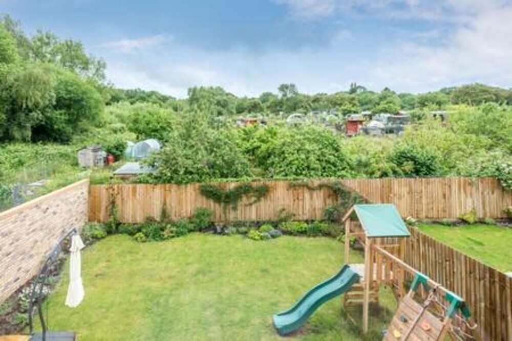 Family-friendly Getaway - Garden Parking Sleeps 7